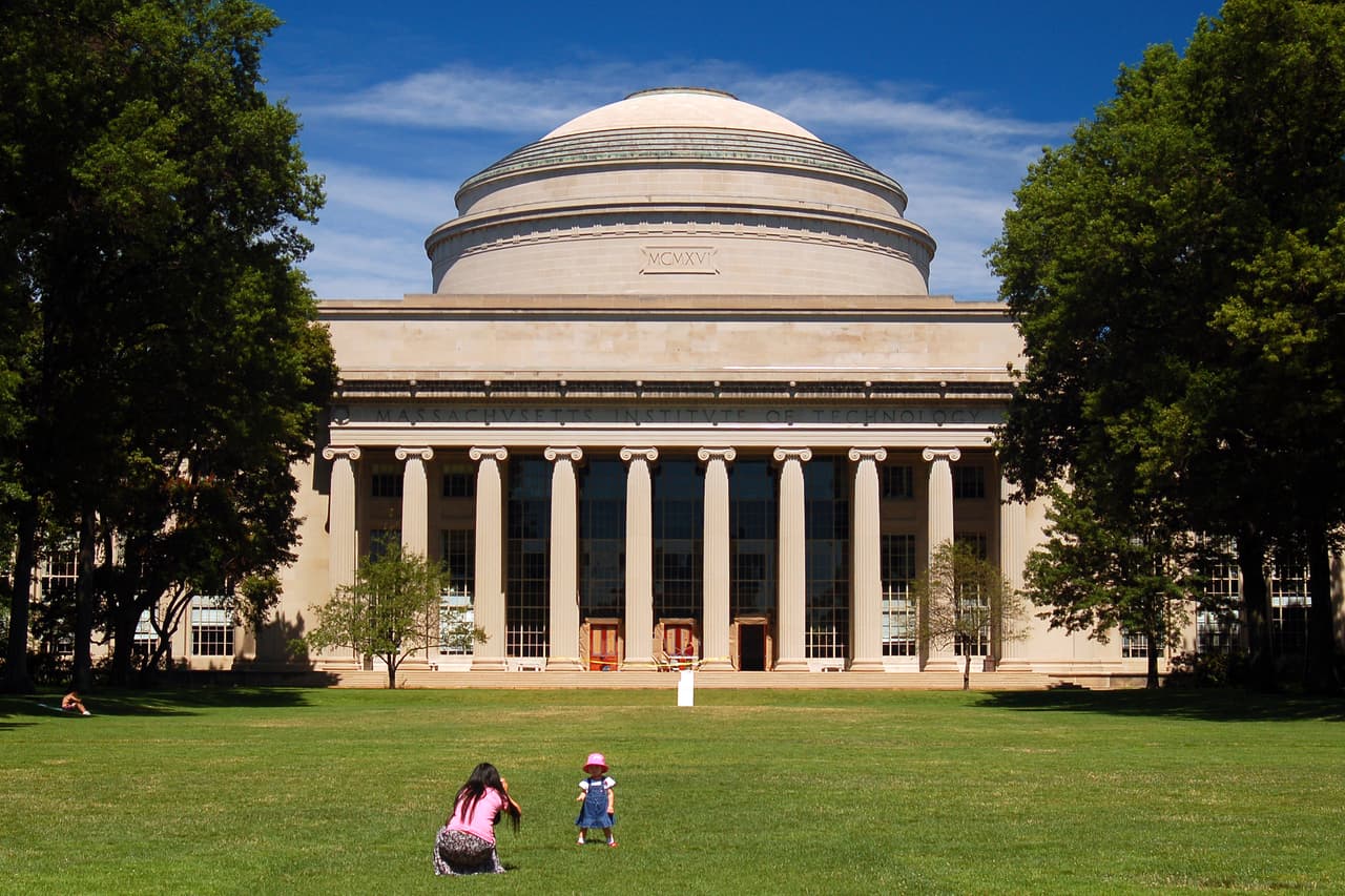 <b>Massachusetts Institute of Technology (MIT)</b>
<br>
<br>Posición: 2
<br>País: Estados Unidos
<br>Ciudad: Cambridge, Massachusetts
<br>Puntuación global: 97.3
<br>
<br>Matrícula y gastos promedio por año:
<br>Residente del estado: $59,153
<br>Fuera del estado: Igual