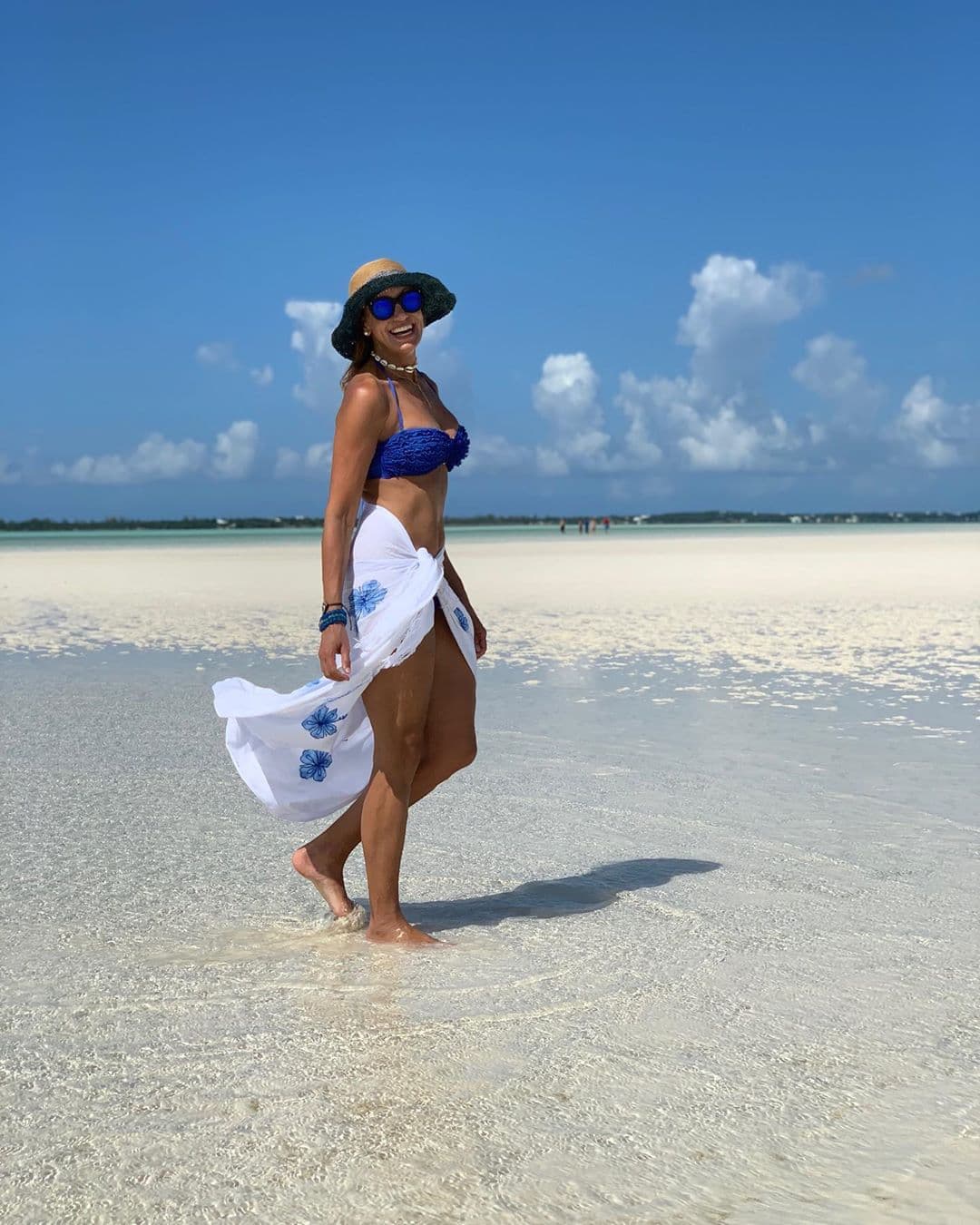 Durante su viaje a Las Bahamas, Lili deleitó a sus seguidores con este estilo que incluye sombrero y lentes.