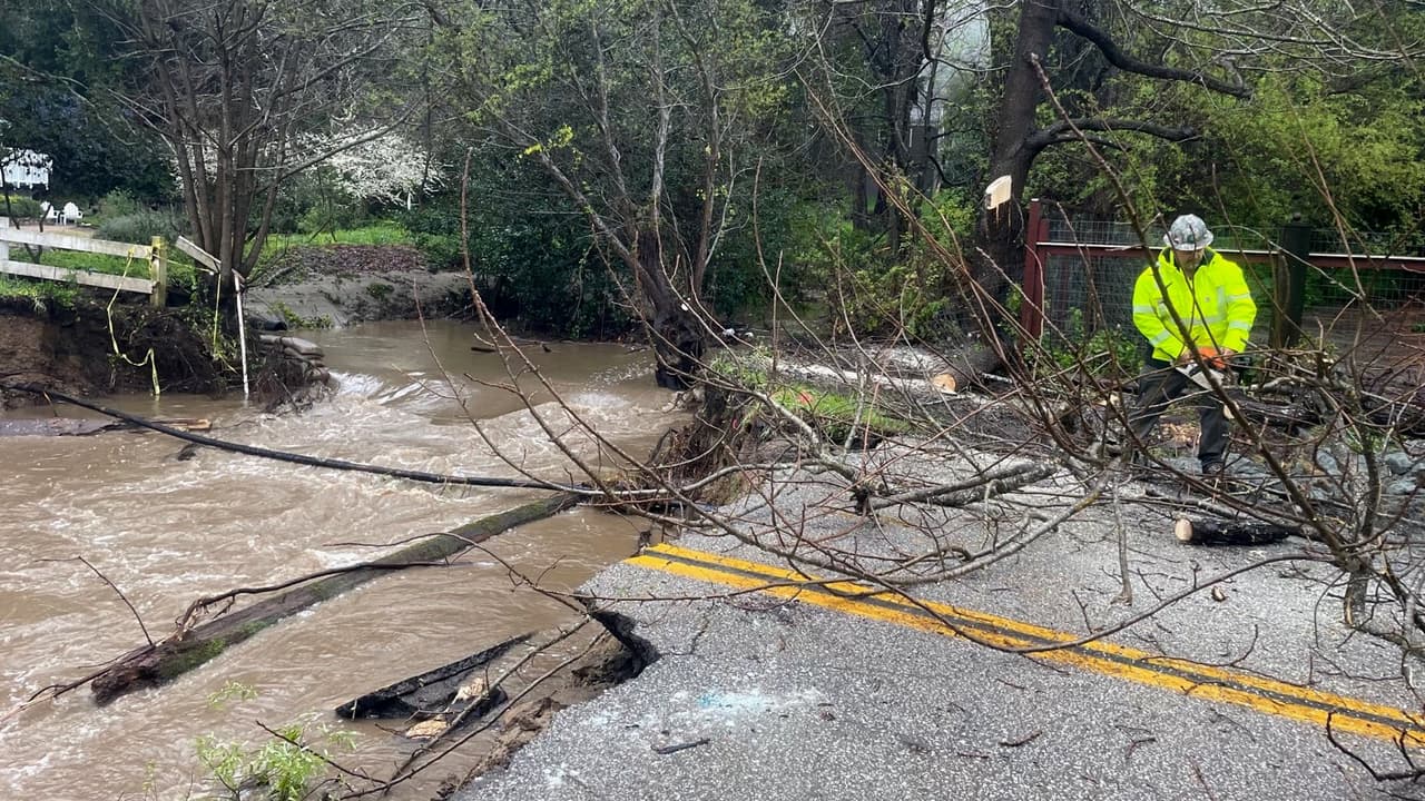 <b>Video.</b> Así se ven las inundaciones provocadas por el río atmosférico en las carreteras del Área de la Bahía. La tormenta marcó el décimo río atmosférico que llega a California durante el invierno, los cuales han traído enormes cantidades de lluvia y nieve al estado y ayudaron a disminuir las condiciones de sequía que se habían prolongado durante tres años.