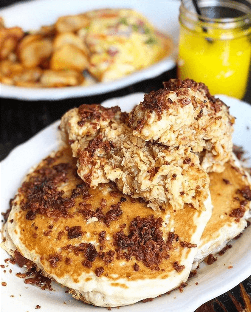 Quien diga que el pollo y los pancakes no se pueden combinar, no es un verdaero amante de los pancakes.