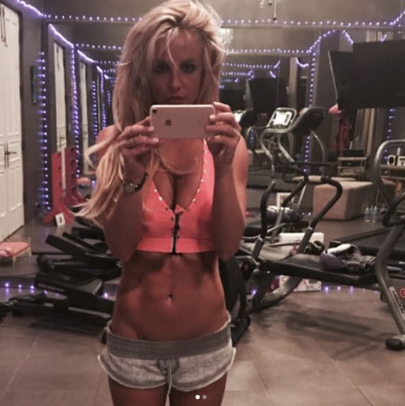 Es sabido que la cantante ha lidiado con su salud mental desde hace varios años. En marzo de 2019, ella 
<b><a href="https://www.univision.com/famosos/surgen-primeras-imagenes-de-britney-spears-tras-internarse-hace-varias-semanas-en-un-centro-de-salud-mental-fotos" target="_blank">se recluyó voluntariamente</a></b> en un centro para buscar ayuda médica al respecto. 
<br>