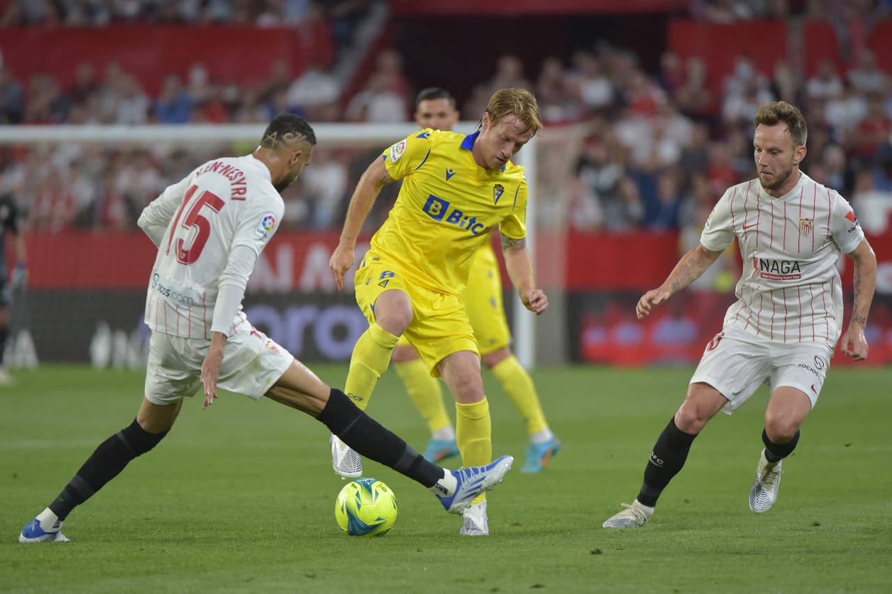 Con un golazo de tiro libre de Pérez, el Cádiz sacó un punto muy importante para eludir el descenso y dejó al Sevilla a expensas del Barcelona y el Betis en la lucha por el segundo lugar de LaLiga.