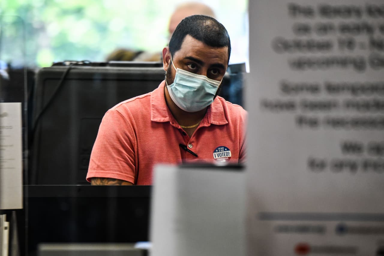 De acuerdo con la orden del gobernador, los votantes no tenían que usar mascarillas al ir a los centros.