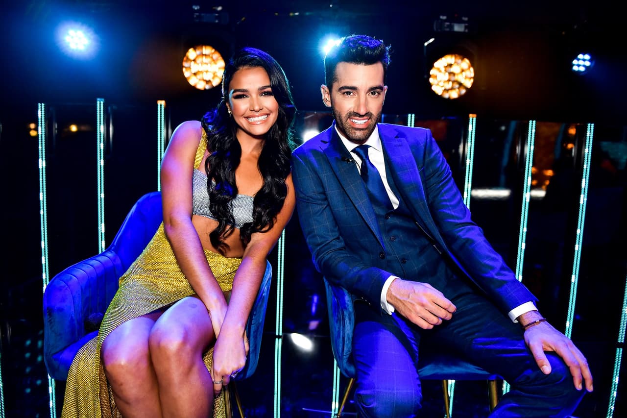 Kiara Liz, nuestra conductora backstage y Toni Costa, ocupaban su lugar en el área VIP de Mira Quién Baila y aguardaban pacientes a realizar sus participaciones a lo largo del show.