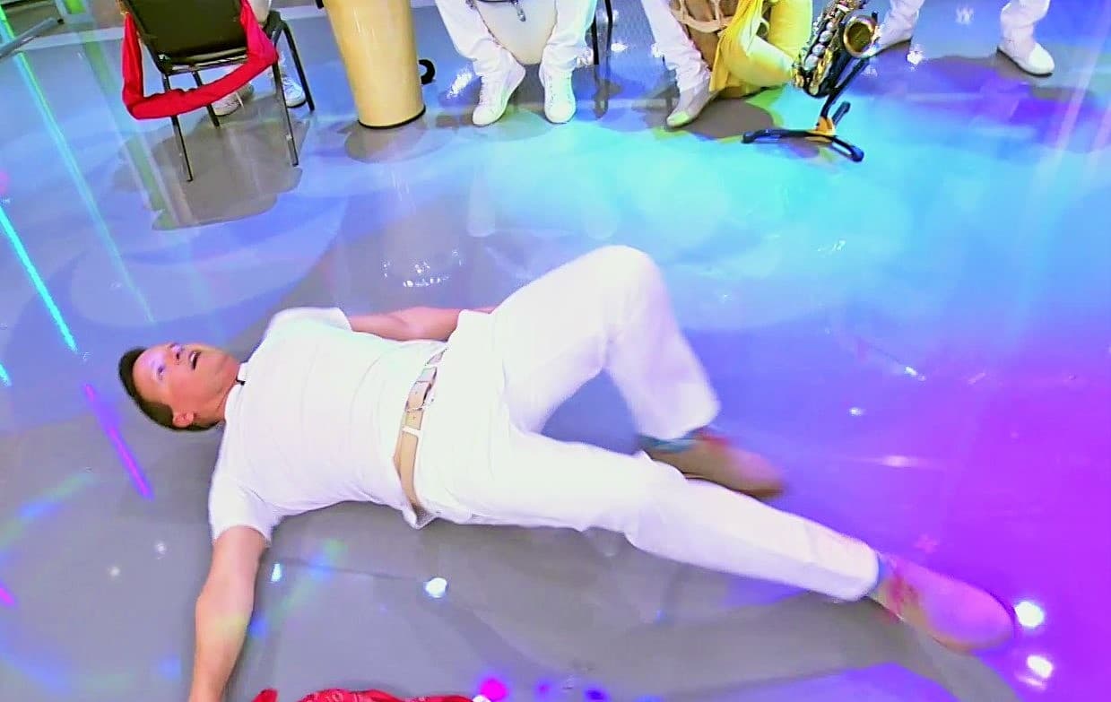 Karla tuvo que parar la música, y es que Raúl se notaba agotado, tanto que no pudo dar réplica a la también venezolana, Elyangelica González, quien opinó que "como bailarín cantas muy bien".