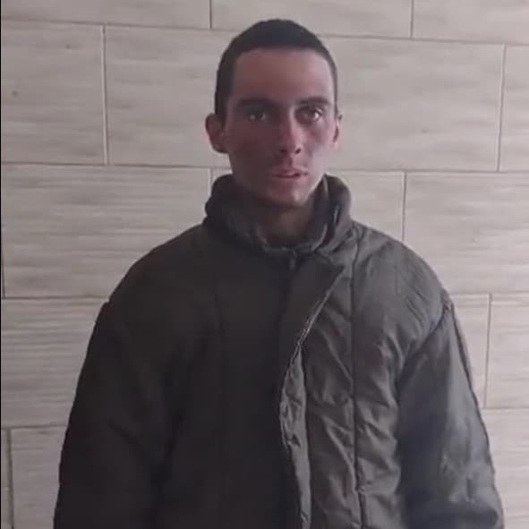 El video de este soldado de Rusia con cara de niño fue difundido en la cuenta de Twitter del Ministerio de Defensa de Ucrania. Él dijo que lo llevaron con engaños a la invasión y pidió que lo devolvieran a su casa.