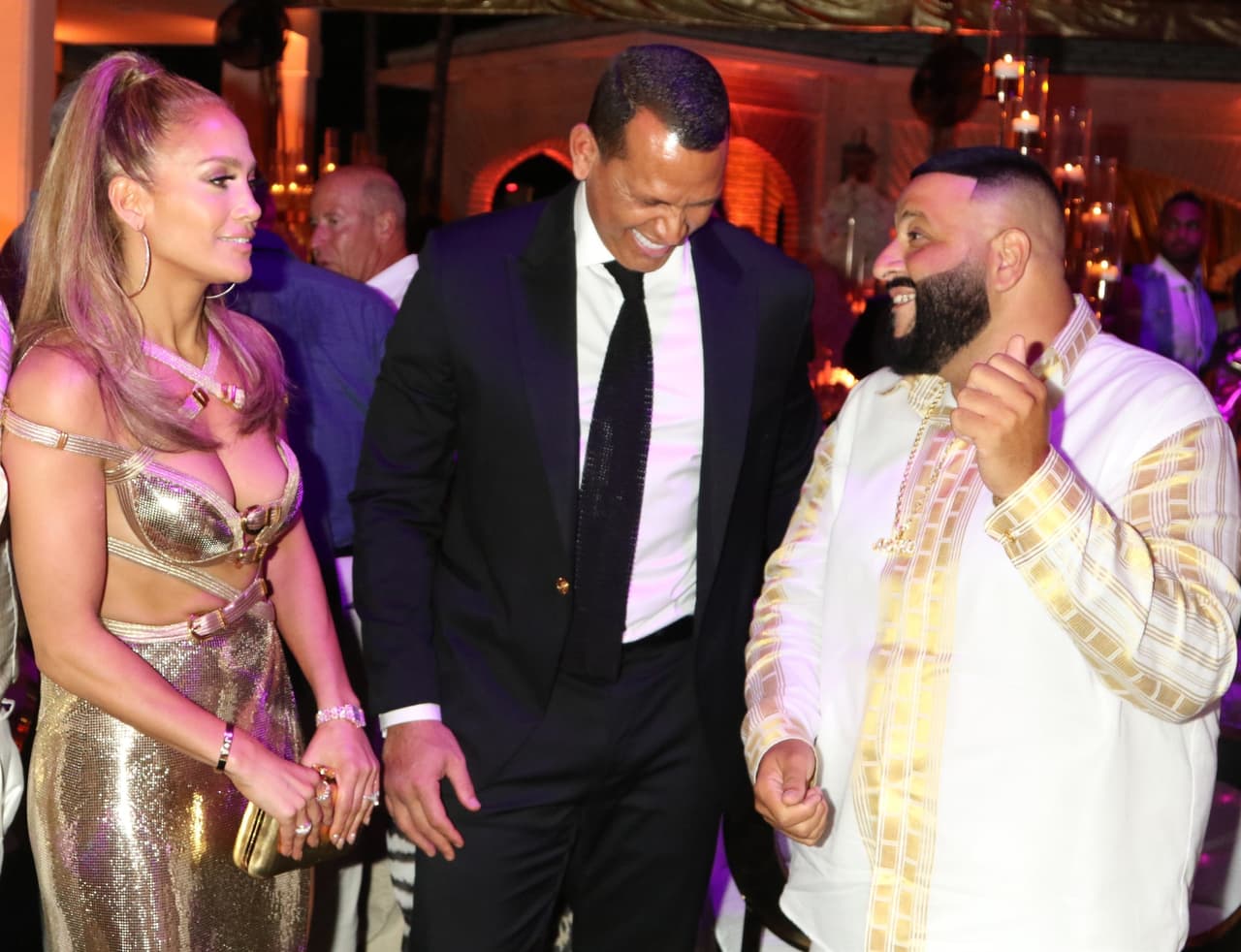 El dorado imperó en la decoración del lugar, el pastel y hasta en el vestido Versace que lució JLo.