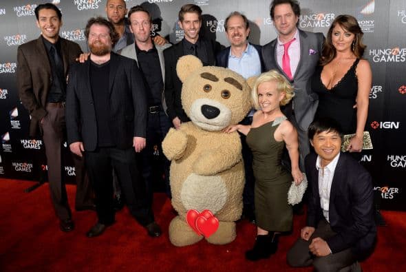 La alfombra de roja de la más reciente parodia 'Hungover Games' mostró personajes demasiados ilustrativos que para más de uso estuvo subidos de tono. La parodia de 85 minutos, se estrena este 18 de febrero y hasta el momento tienen un rating promedio entre los críticos del portal IMDB.com