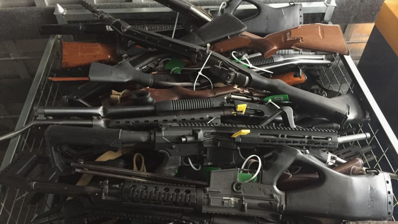 Policía de Miami cambia tu arma de fuego por una tarjeta de regalo