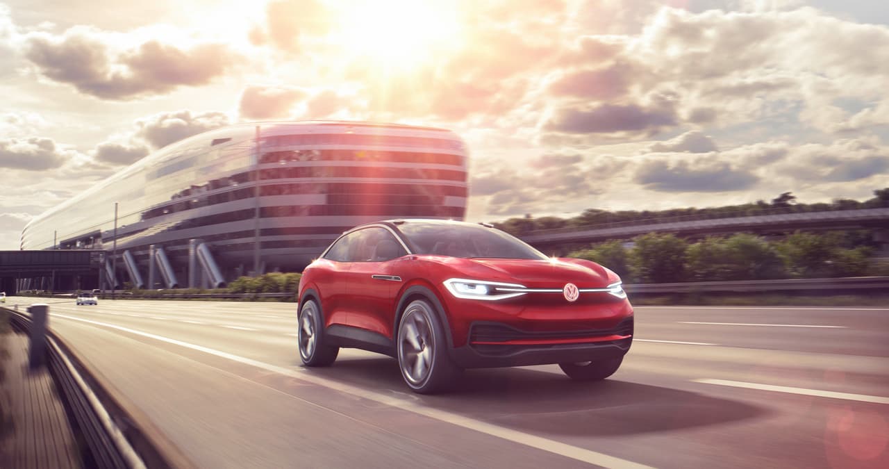 <b>Volkswagen I.D. Crozz Concept</b>
<br>Para 2025, Volkswagen planea construir 15 diferentes modelos eléctricos y alcanzar ventas anuales de un millón de unidades eléctricas. Un objetivo ambicioso, pero no descabellado considerando las prestaciones de esta SUV I.D. Crozz Concept, cuya versión de producción será puesta a la venta en 2020.