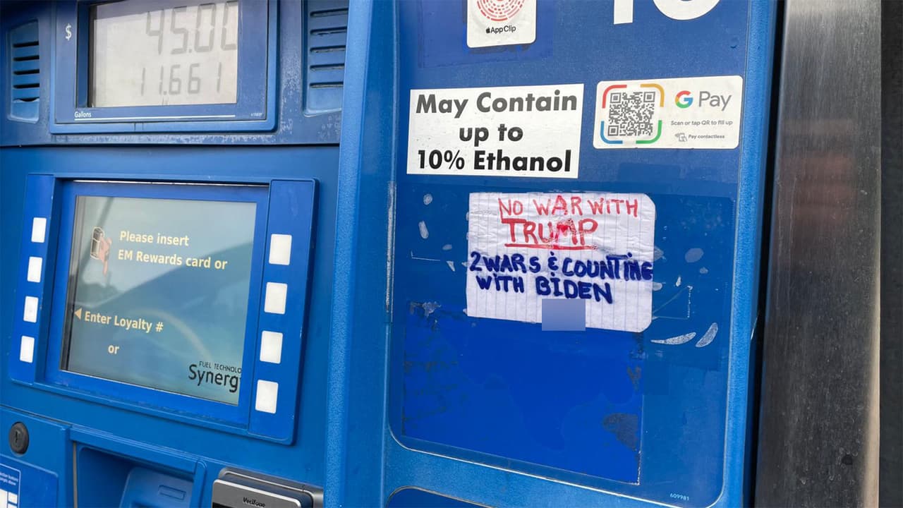 "No hubo guerra con Trump, dos guerras y contando con Biden", este mensaje fue visto en una gasolinera de Houston. Muchos residentes de Houston se quejan del alto precio de la gasolina y culpan a la actual administración por este problema.