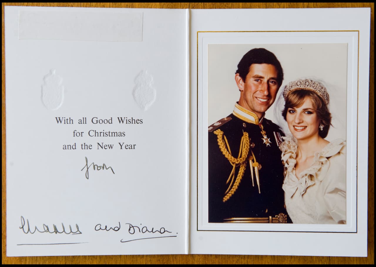 El Príncipe Carlos y la Princesa Diana eligieron una foto de recién casados para su tarjeta en 1981.