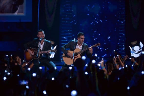 Los cantantes interpretaron el tema 'Eso y Más'.