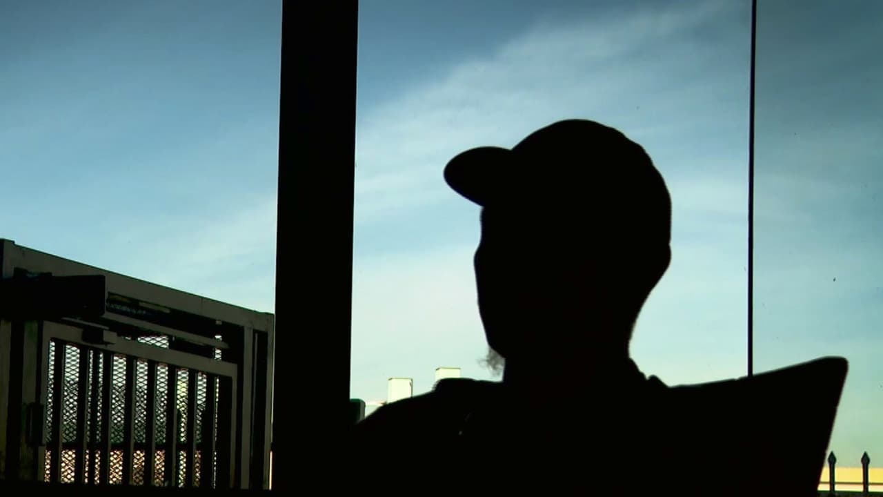 Hombre sobreviviente de violencia doméstica rompe el silencio y busca ayuda en Sacramento