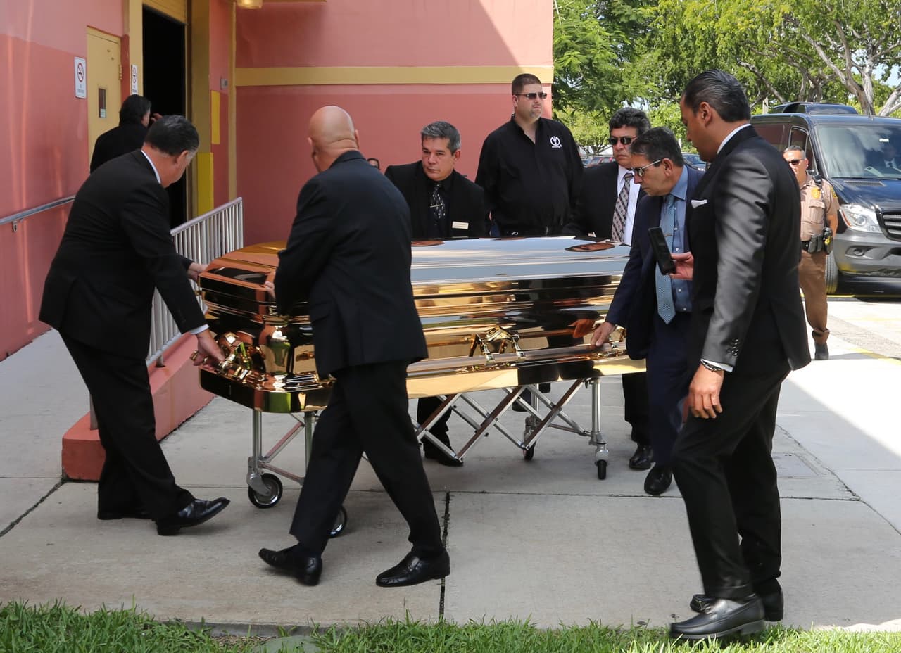 Después de estos eventos, las cenizas y el féretro del cantante serán enterrados junto a su madre en el Panteón Francés en una ceremonia privada.