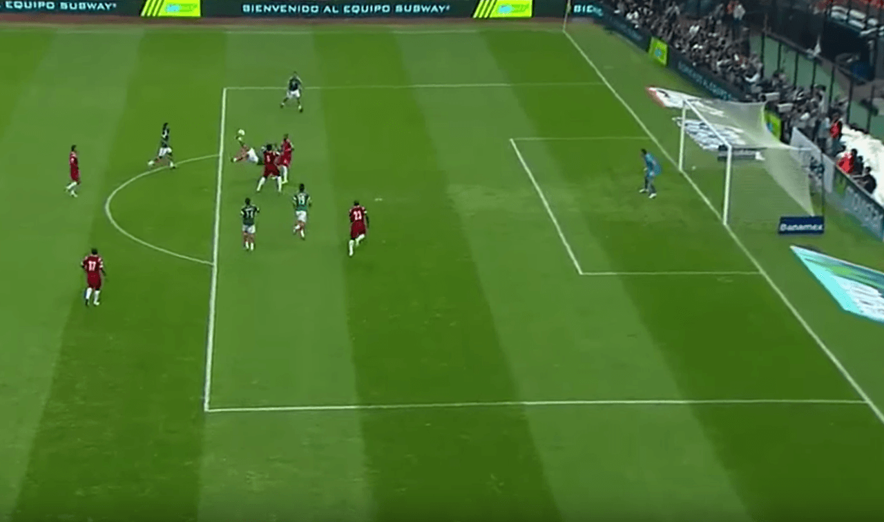 En el Hexagonal Final de las Eliminatorias rumbo a Brasil 2014 se enfrentaron México y Panamá en el Estadio Azteca y Raúl Jiménez marcó este tremendo gol de chilena para darle la victoria al Tri 2-1.