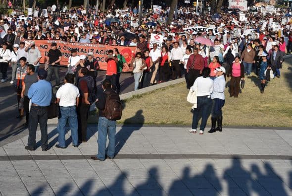 Durante la caminata se observaban cientos de personas con pancartas, mientras organizaban consignas como: "Cuidado, cuidado con Guerrero, estado guerrillero".