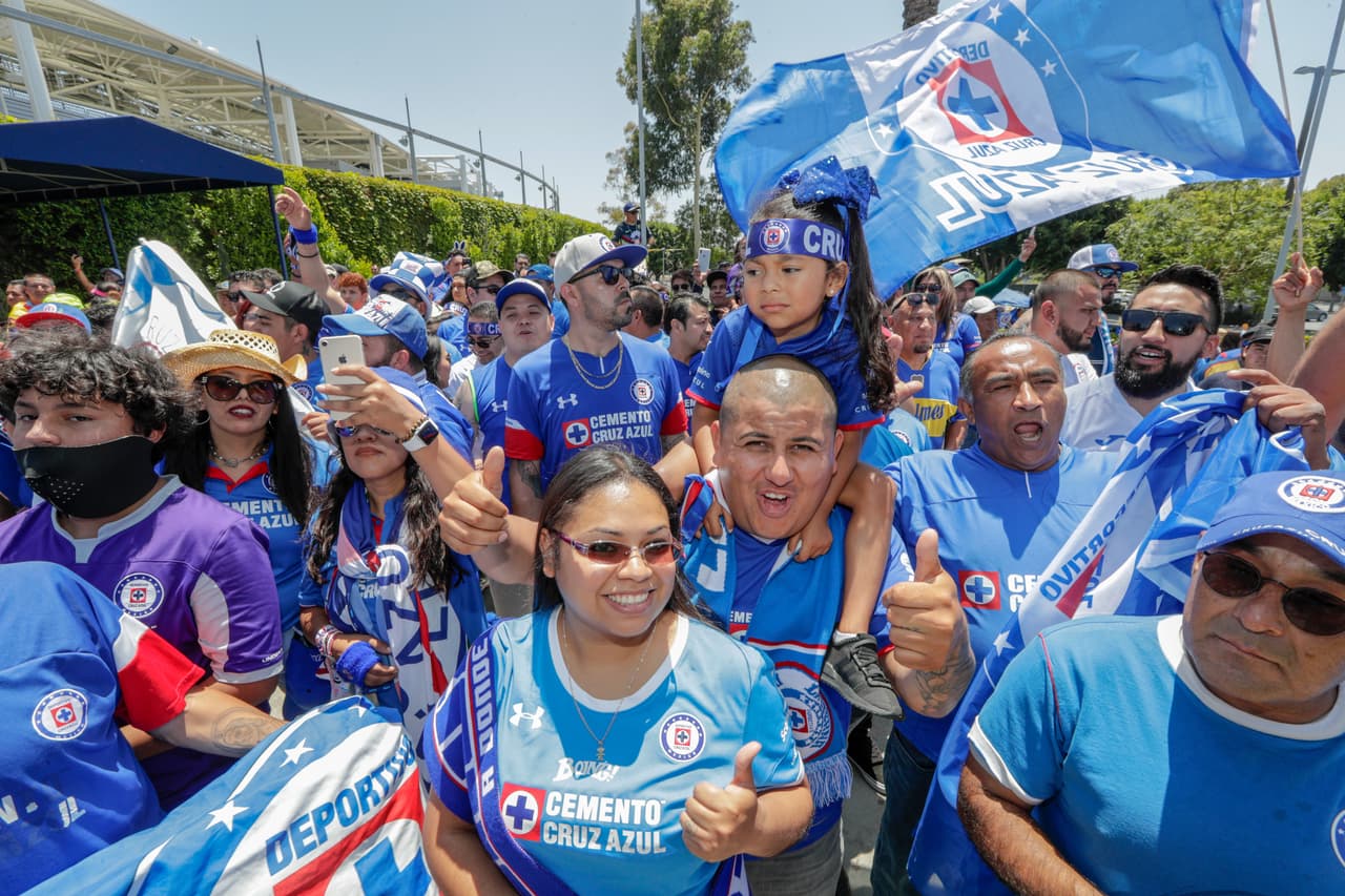 Gran ambiente le pusieron cruzazulinos y necaxistas previo a la Supercopa MX en LA