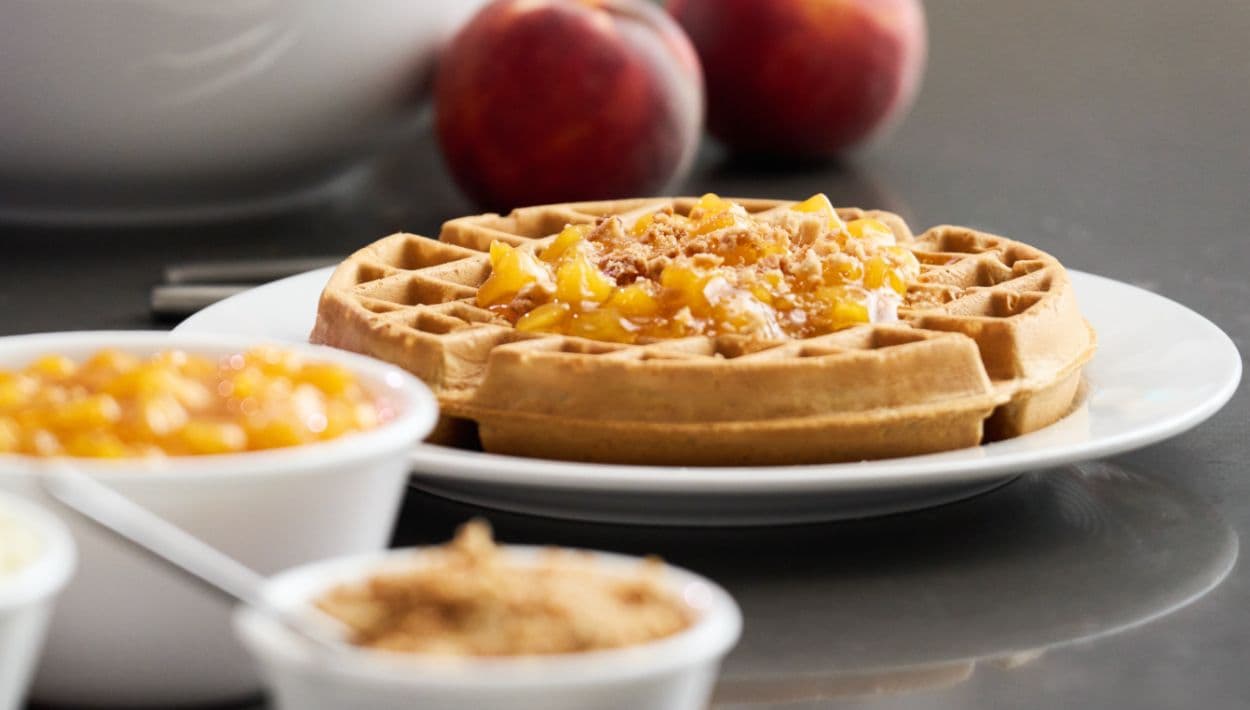 Un waffle, duraznos y caramelo: así es el nuevo sabor de Hampton by Hilton creado por una huésped
