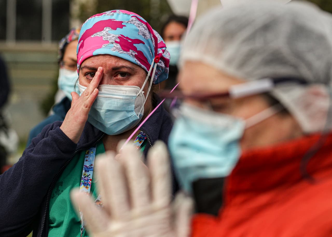 Una trabajadora de la salud llora durante un homenaje a su colega Patricia Duran, de 42 años, quien murió debido a complicaciones de covid-19 en Santiago, Chile.