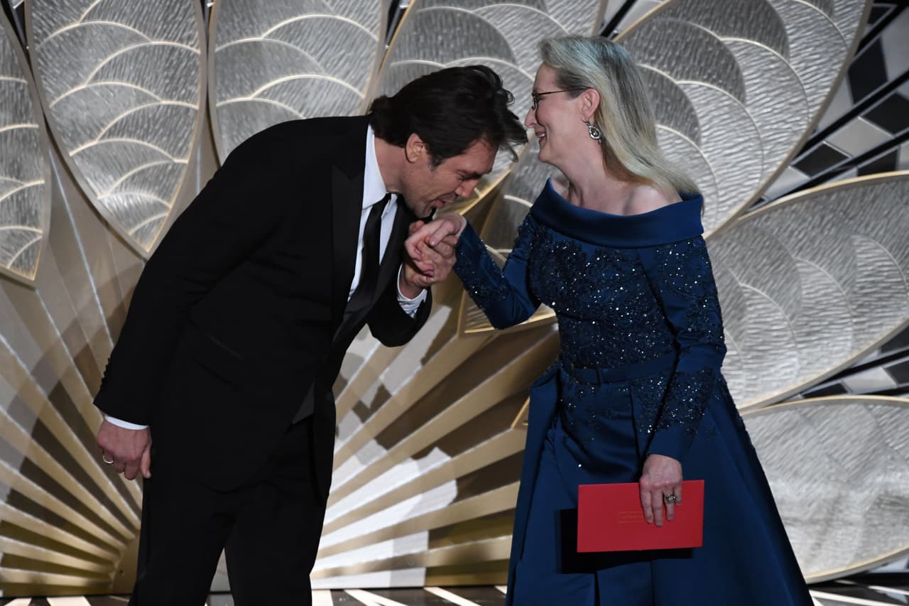 Spanish actor Javier Bardem (L) and US actress Meryl Streep arrive on stage to present the Best Cinematography award at the 89th Oscars on February 26, 2017 in Hollywood, California. / AFP / Mark RALSTON (Photo credit should read MARK RALSTON/AFP/Getty Images)