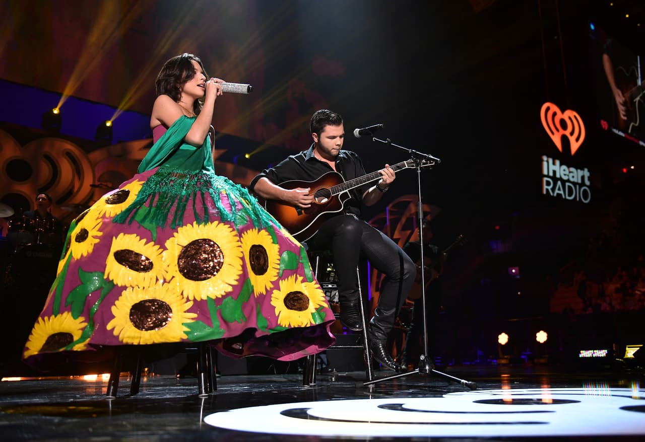 "
<b><a href="https://www.univision.com/famosos/tras-deslumbrar-cantando-shallow-angela-aguilar-confirma-que-grabara-temas-en-ingles-para-su-nuevo-disco-fotos" target="_blank">Escribe unas canciones impresionantes</a></b>, porque yo escribo muy literal, lo que siento. Ángela compone cosas muy profundas, juega con palabras, son dos diferentes estilos. Tiene 15 años y compone muy bien, así que 
<b><a href="https://www.univision.com/famosos/casi-me-les-mato-angela-aguilar-explica-como-fue-el-incidente-que-la-dejo-con-un-pie-lastimado-video" target="_blank">no necesita que yo le dé canciones</a></b>", dijo entre risas.