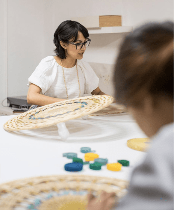 También es la directora creativa del Estudio Marisol Centeno, un lugar enfocado en la experimentación con textiles y procesos artesanales.