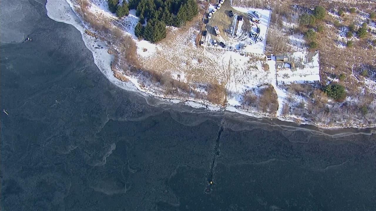 Rescatan a un hombre de lago congelado.