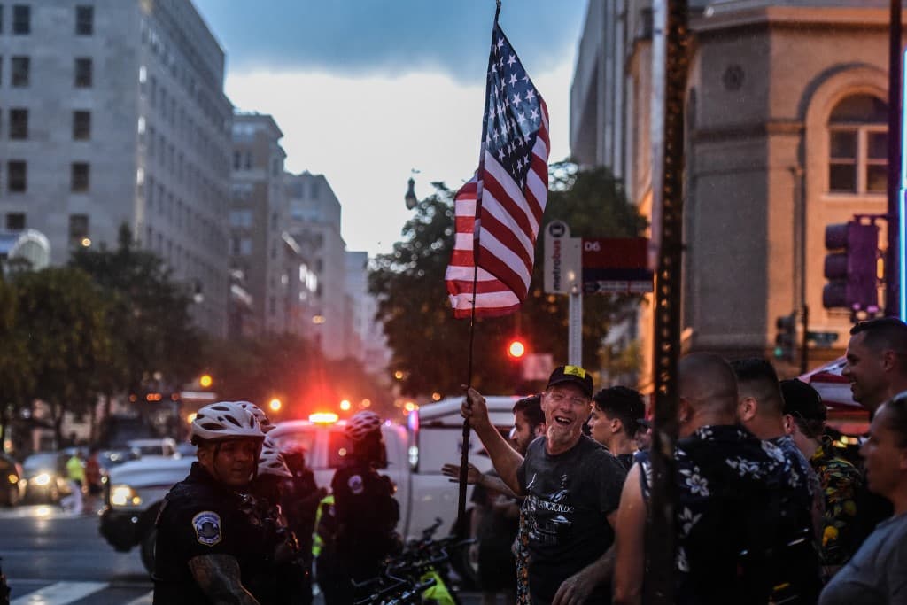 Cientos de policías de Washington D.C. llegaron este sábado a los alrededores de la Plaza de la Libertad para impedir el enfrentamiento entre manifestantes ultraderechistas y militantes antifascistas en las proximidades de la Casa Blanca.