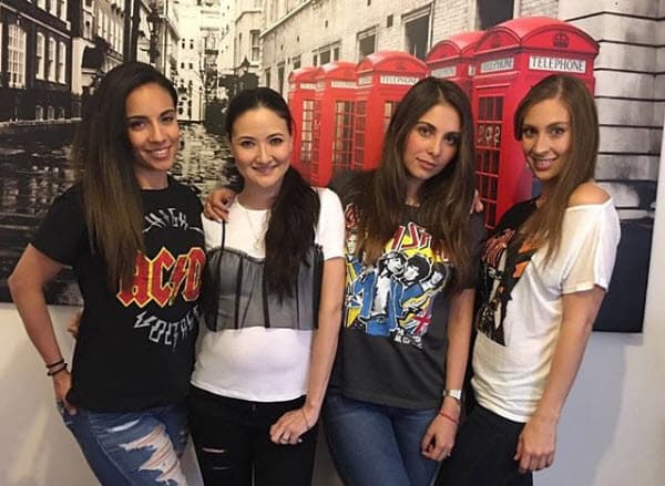 "En 'Mentiras' los meses siguientes pasaban cosas con las luces, o sea de repente un 'reseteo' de luces de todas las robóticas, nos íbamos a oscuro, o sea a negros totales, los micrófonos se seguían escuchando, la orquesta seguía escuchando y las luces de repente nada, se iba todo por unos segundos y volvían".