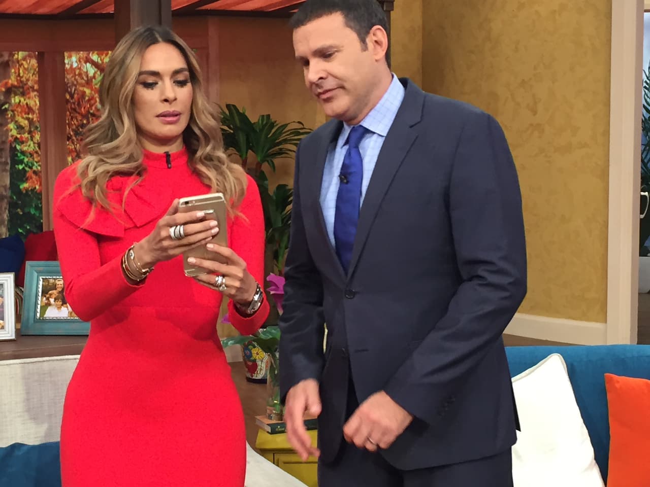 Alan estaba muy contento con la visita de la espectacular Galilea Montijo y así los cachamos en comerciales.