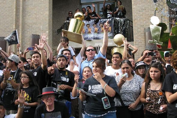 Photos: Spurs Championship Parade 2014 Barges