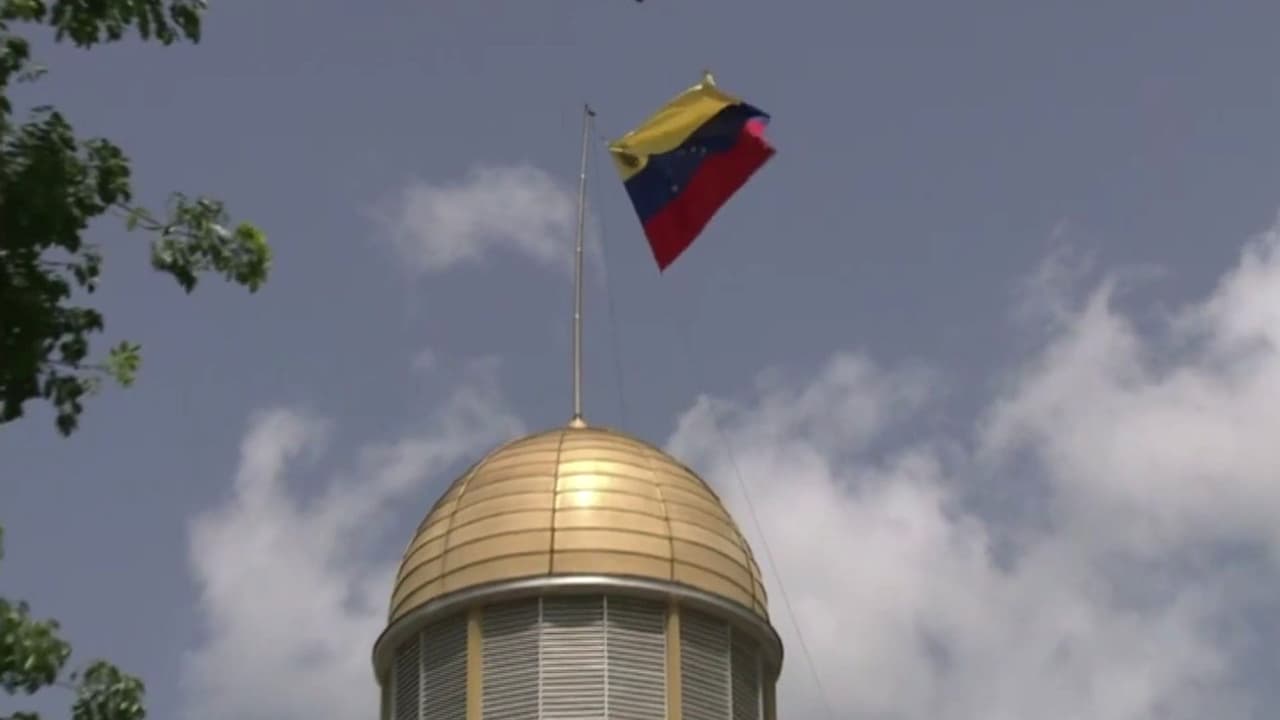 El papel político de María Corina Machado fuera de Venezuela y de Delcy Rodríguez con Washington