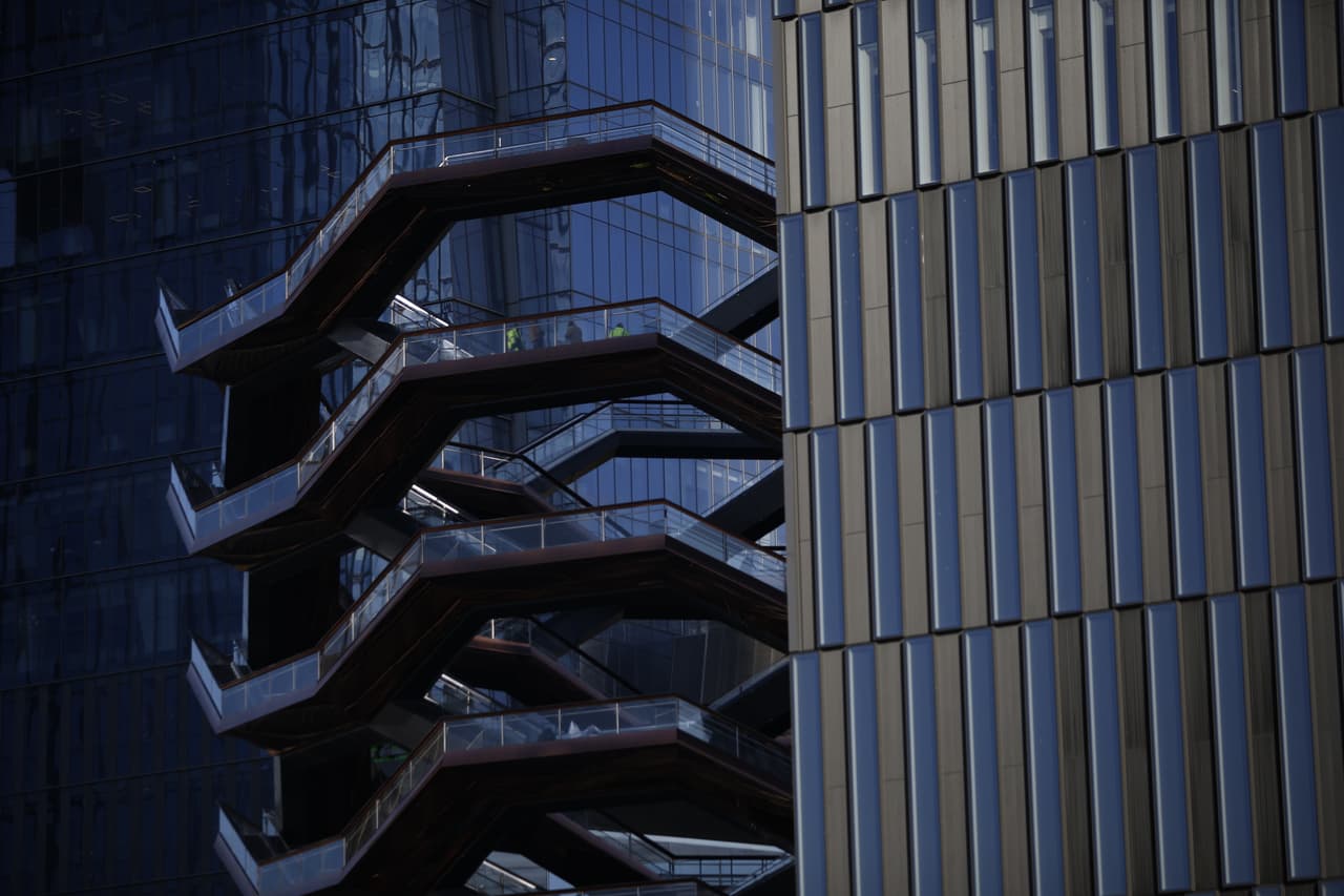 <b>Si tienes pensamientos vinculados al suicidio o conoces a alguien que los tiene, hay líneas telefónicas en español e inglés de asistencia en la Línea de Prevención del Suicidio </b>y de la 
<b>Asociación Estadounidense de Prevención del Suicidio</b>. 
<b>El teléfono de ayuda es 1-800-273-8255, el servicio es gratuito, está disponible todo el tiempo y las llamadas son confidenciales.</b>