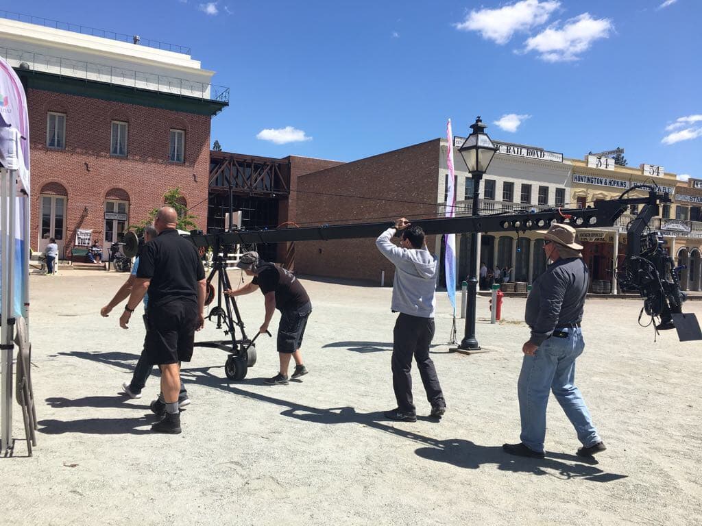 Los técnicos grabando a pleno sol en Sacramento.