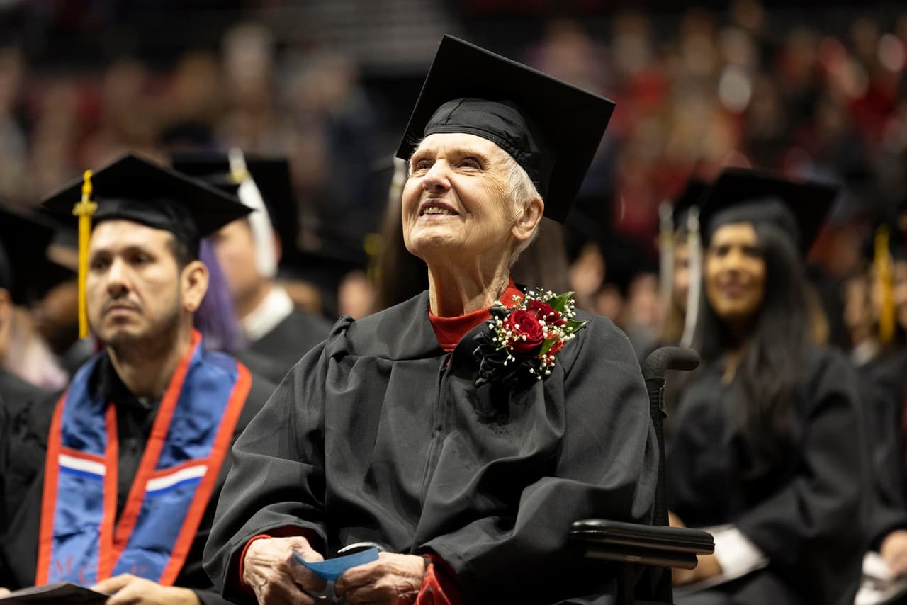 Joyce DeFauw, abuela de 90 años, se gradúa de la Universidad de Northern Illinois