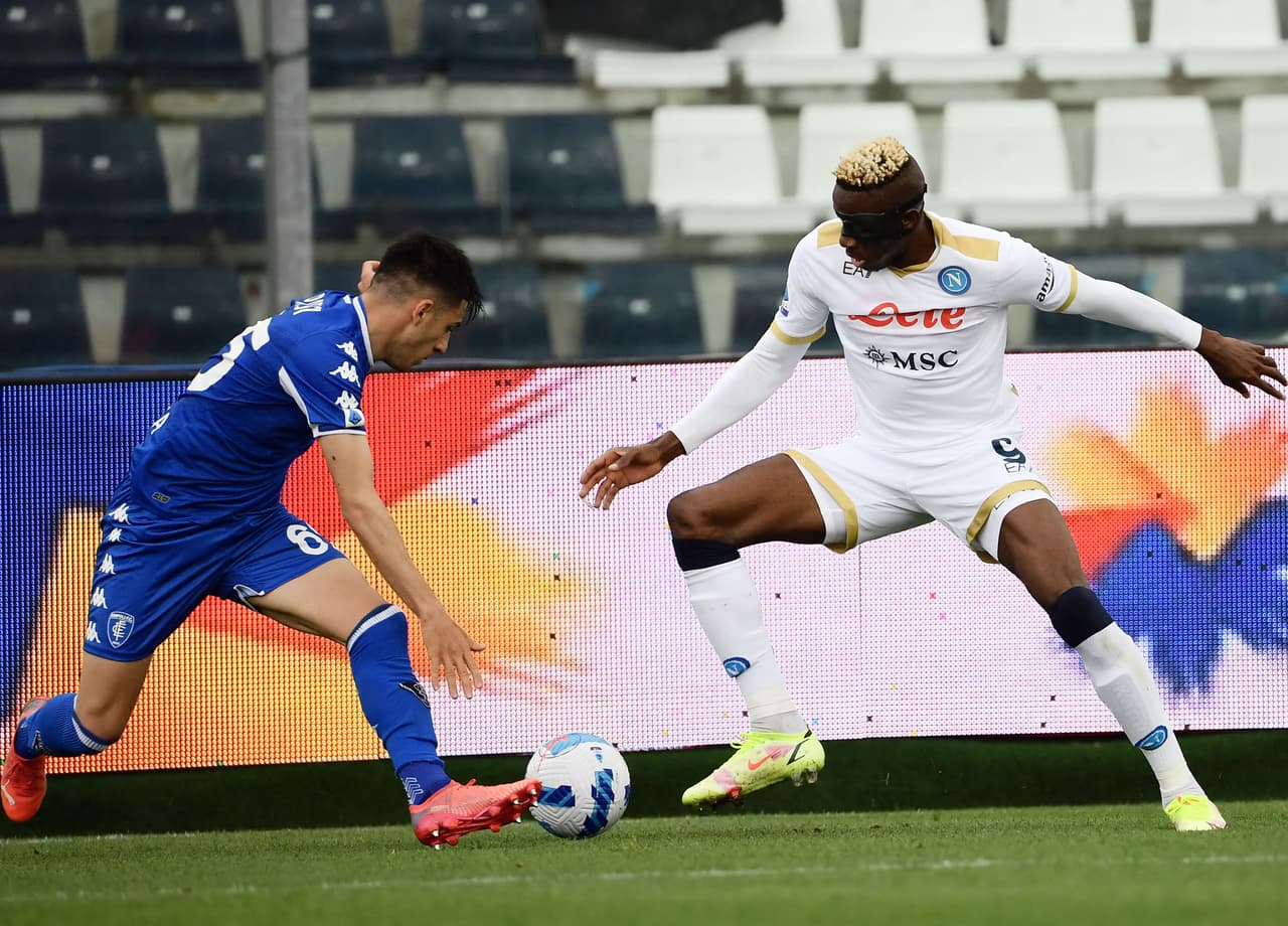 Hirving Lozano dio pase a gol, pero el Napoli se alejó de la lucha por el Scudetto con la épica remontada del Empoli para ganar 3-2 tras ir abajo 0-2 hasta los últimos 10 minutos en la Serie A.