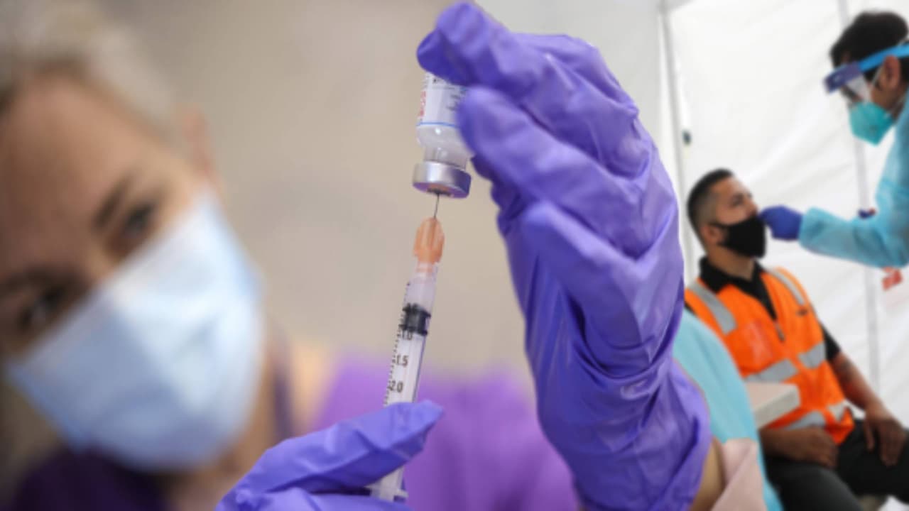 Mientras avanza la vacunación en Arizona, bajan los casos diarios de coronavirus 