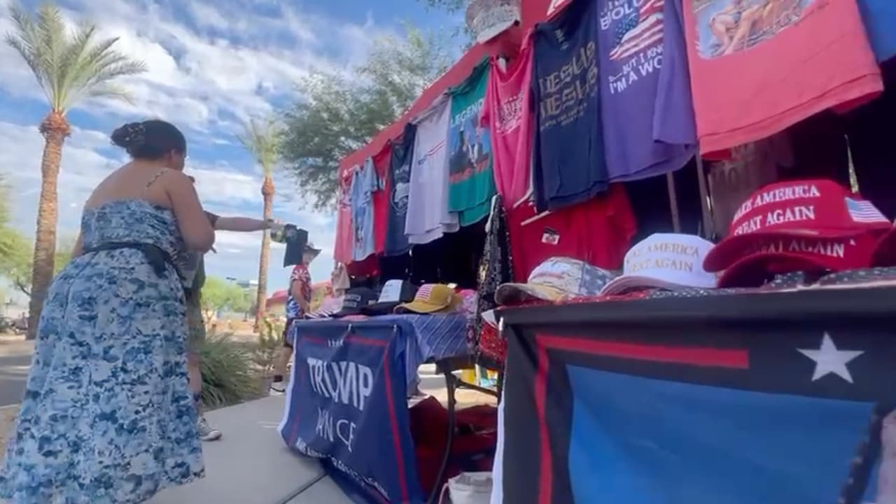 El mitin se produce un día después de que Trump visitara Sierra Vista, en el condado de Cochise, para recorrer la frontera entre Arizona y México, donde criticó la actual política fronteriza.