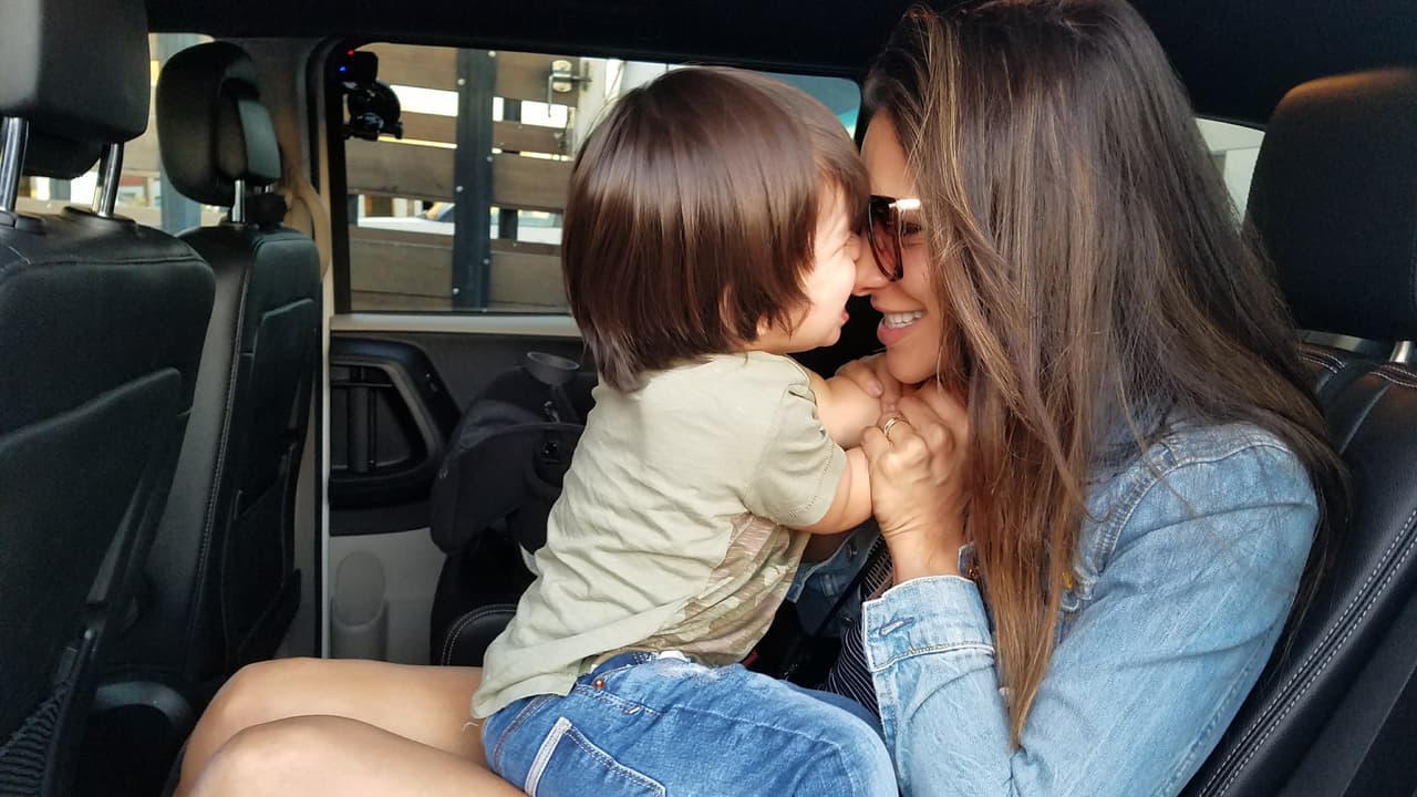 <b><a href="http://www.univision.com/shows/la-reina-de-la-cancion/las-mejores-fotos-de-los-looks-de-alejandra-espinoza-en-la-reina-de-la-cancion-fotos" target="_blank">Alejandra </a></b>llegó con 
<b><a href="http://www.univision.com/shows/la-reina-de-la-cancion/lo-sentimos-alejandra-matteo-y-su-papi-son-dos-gotas-de-agua-fotos" target="_blank">Matteo</a></b> a su primera sesión de fotos desde que vive en Los Ángeles y busca abrirse camino en la actuación. Desde lo natural hasta lo glamoroso, Alejandra jugó con varios estilos para abarcar todo tipo de personajes y llamar la atención de los productores. 
<b><a href="http://www.univision.com/shows/la-reina-de-la-cancion/capitulo-4-alejandra-la-de-tijuana-en-la-los-americanos-la-prefieren-al-natural-para-ellos-mas-es-menos-video" target="_blank">MIRA EL VIDEO</a></b>.