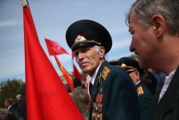 Mientras tanto, en Ucrania se vivió tensión por los pro rusos que desfilaron por las calles.