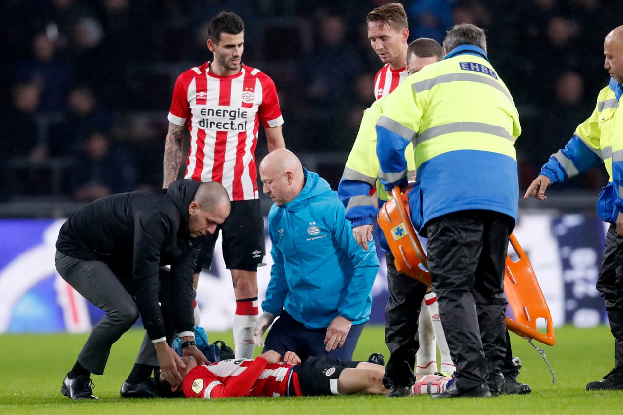 El delantero del Tri quedó maltrecho y sin condiciones para continuar en el campo compitiendo.