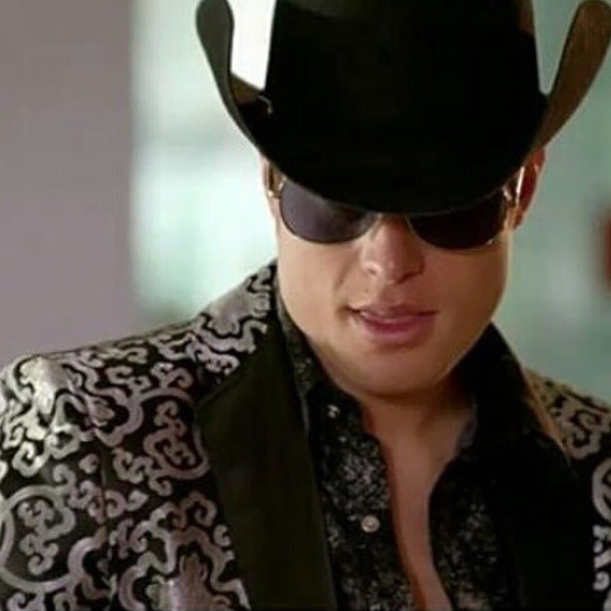 En 'La doble vida de Estela Carrillo' debutó como cantante con el tema 
<b><a href="http://www.univision.com/novelas/la-doble-vida-de-estela-carrillo/videoclip-parrandero-de-danilo-carrera-la-doble-vida-de-estela-carrillo-video">'Parrandero'</a></b>.