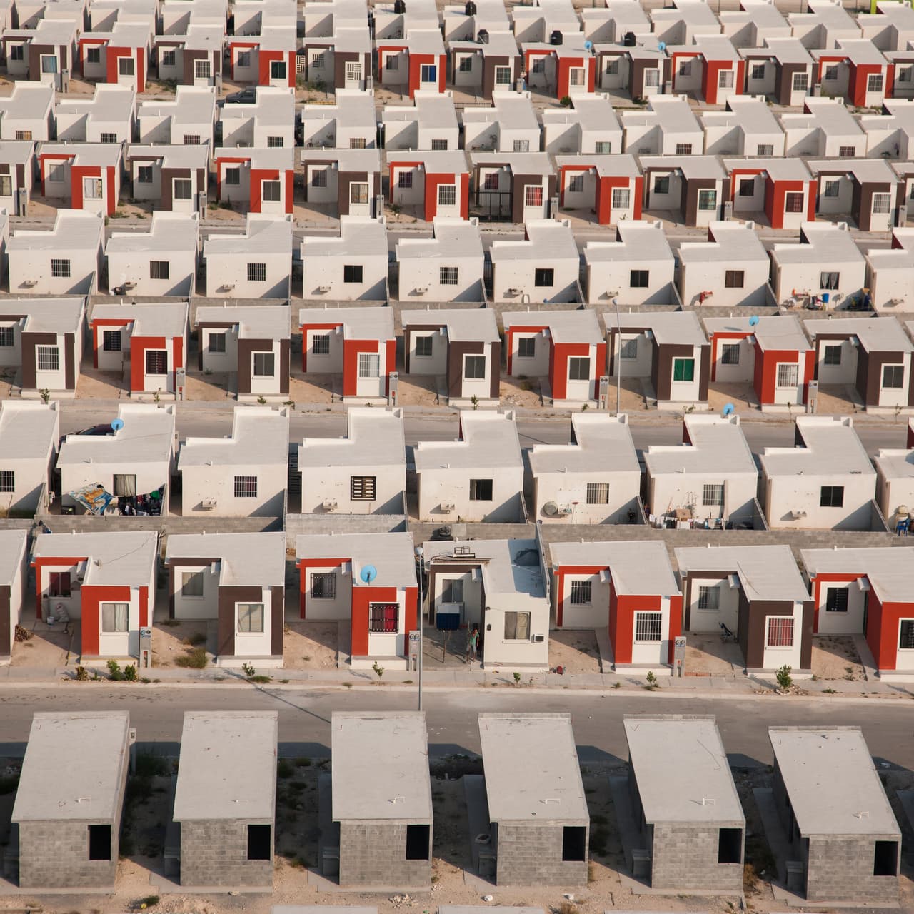 “Es una crítica silenciosa mas no es una denuncia directa, me produce sentimientos encontrados. Por un lado, veo esas formas arquitectónicas repetidas tipo fractales abstractos, uniformes y nuevas en su mayoría. Pero después pienso que hay gente que está viviendo las consecuencias de la despersonalización de la vivienda, grandes compañías constructoras haciendo mucho dinero, sin mucha regulación”, dice Taboada. La fotografía fue tomada en Ciénega de Flores, Nuevo León.