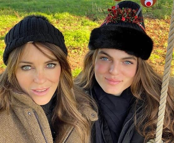 Damian Hurley publicó en
<b><a href="https://www.instagram.com/p/B6gBDRalivM/" target="_blank"> Instagram</a></b> una fotografía al lado de su madre Elizabeth Hurley la pasada Navidad.