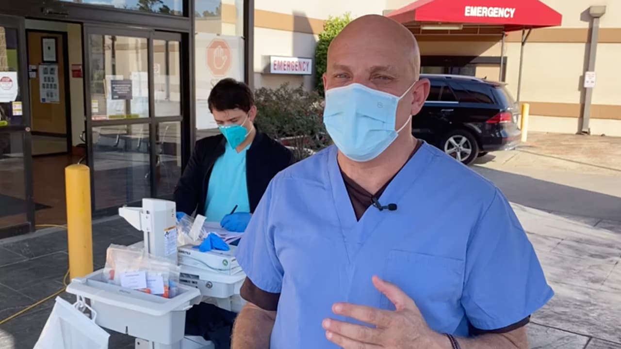 El doctor 
<b><a href="https://www.univision.com/local/houston-kxln/el-problema-va-a-ser-toda-la-gente-contagiada-en-los-ultimos-dos-dias-experto-preve-mas-casos-de-coronavirus-en-houston-fotos">Joseph Varón</a></b>, de UMMC, explicó que la medida de seguridad se justifica como estrategia de control, pero el esfuerzo de desinfección de parte de las aerolíneas no sería igual de productivo a estas alturas.