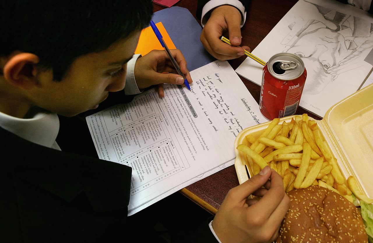 Dice la
<a href="http://schoolnutrition.org/AboutSchoolMeals/MoreThanJustLunch/">School Nutrition Association</a> que
<b>uno de cada cinco niños en Estados Unidos viven en hogares sin acceso constante a alimentos adecuados</b> (esto equivaldría a 15 millones de chicos).