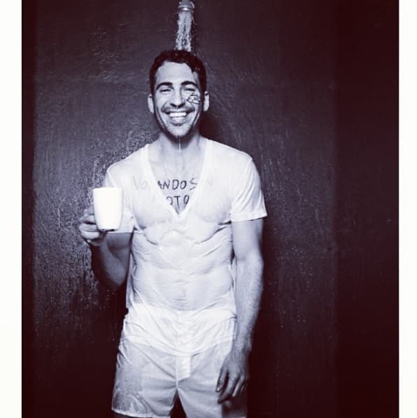 El apuesto y musculoso actor llega a la pantalla de UniMás para enamorarnos como ‘Alberto Márquez’ en la serie Velvet. Aquí te dejamos con las mejores del galán español más deseado por todas.