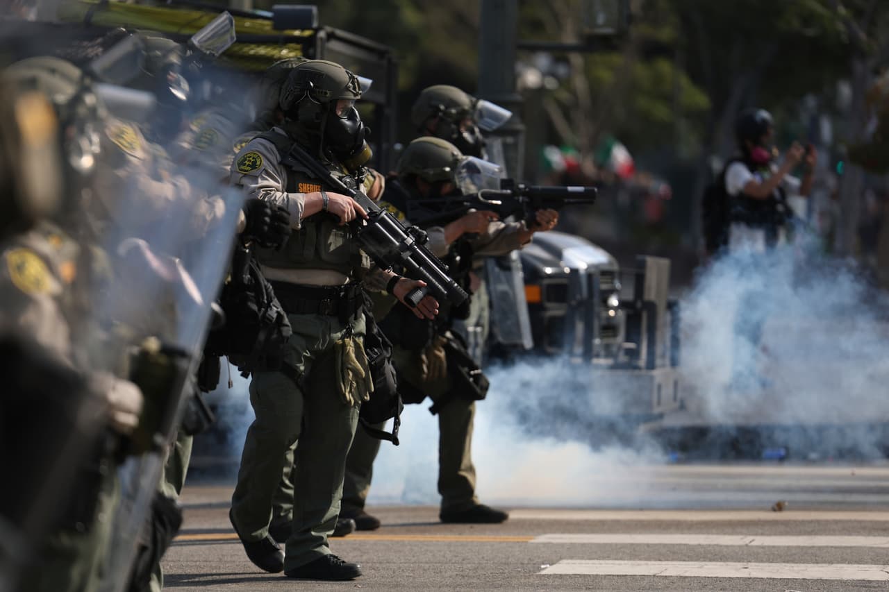 La policía anunció la implementación de un toque de queda a partir de las 8 p.m. en el área afectada, instando a los ciudadanos a evitar la zona por seguridad.