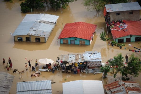 La situación en Venezuela no fue distinta. El país sufre la peor temporada de lluvias en la última década, por lo que Hugo Chávez ha declarado estado de emergencia en ocho regiones luego de afirmar que “la situación es crítica”. En ese país suman más de 100 mil personas afectadas y por lo menos una treintena de muertos.